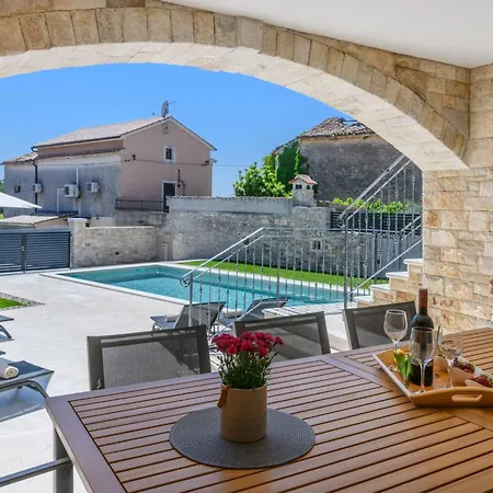 Grande- Klimatisiert Und Mit Pool In By Interhome