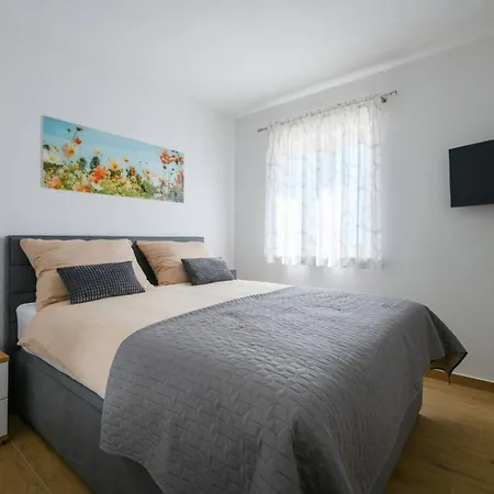 Grande- Klimatisiert Und Mit Pool In By Interhome *