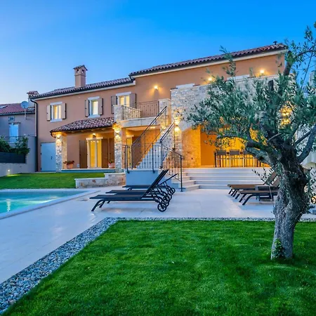 Grande- Klimatisiert Und Mit Pool In By Interhome Tatil Evi Juršići