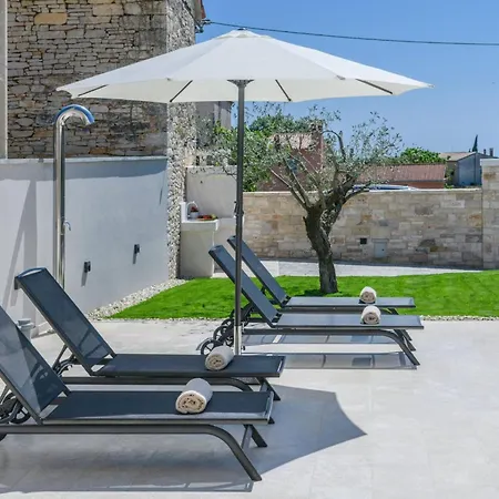 Grande- Klimatisiert Und Mit Pool In By Interhome Juršići