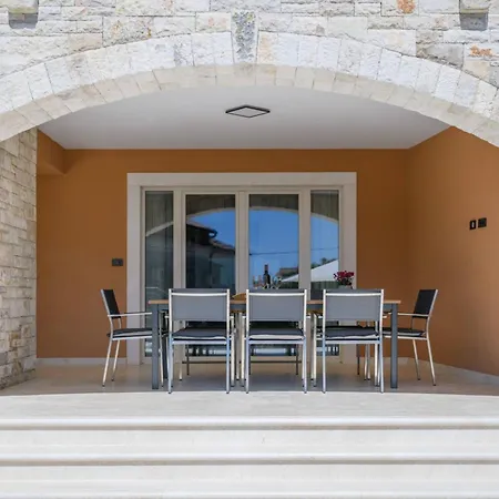 Grande- Klimatisiert Und Mit Pool In By Interhome Tatil Evi