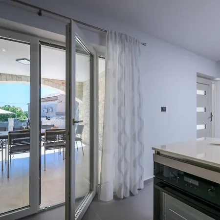Grande- Klimatisiert Und Mit Pool In By Interhome