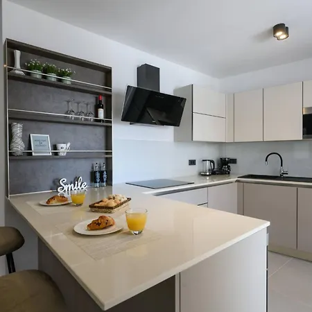 Grande- Klimatisiert Und Mit Pool In By Interhome Tatil Evi Juršići