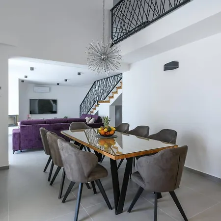 Grande- Klimatisiert Und Mit Pool In By Interhome