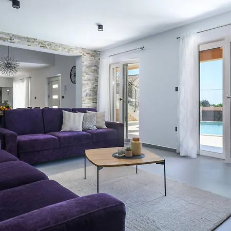Grande- Klimatisiert Und Mit Pool In By Interhome *