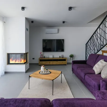 Grande- Klimatisiert Und Mit Pool In By Interhome *