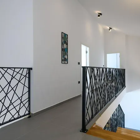 Grande- Klimatisiert Und Mit Pool In By Interhome Tatil Evi