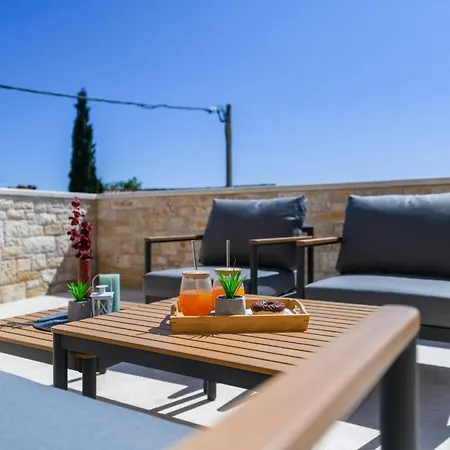 Grande- Klimatisiert Und Mit Pool In By Interhome Tatil Evi Juršići
