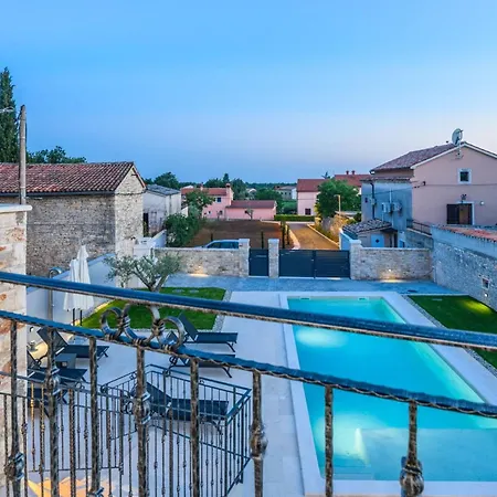 Grande- Klimatisiert Und Mit Pool In By Interhome Tatil Evi Juršići