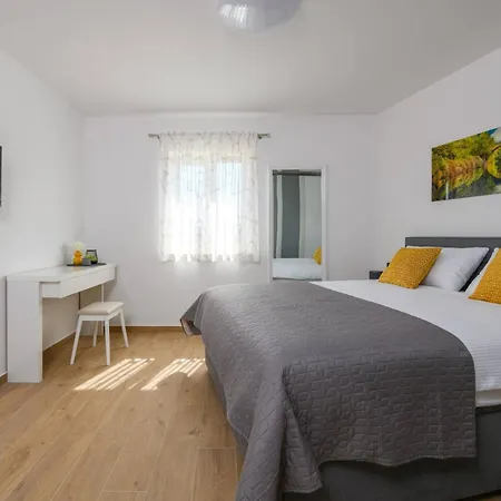 Tatil Evi Grande- Klimatisiert Und Mit Pool In By Interhome