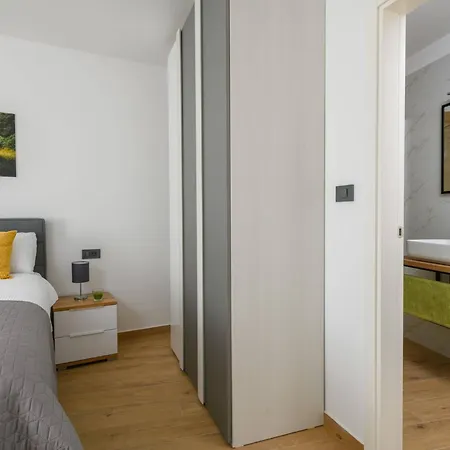 Grande- Klimatisiert Und Mit Pool In By Interhome * Juršići