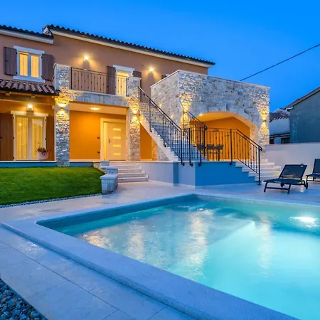 Grande- Klimatisiert Und Mit Pool In By Interhome