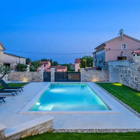 Grande- Klimatisiert Und Mit Pool In By Interhome Juršići